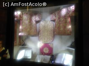 [P56] 56. Una din cele două vitrine ce adăpostesc veșminte papale.  » foto by msnd
 - 
<span class="allrVoted glyphicon glyphicon-heart hidden" id="av861027"></span>
<a class="m-l-10 hidden" id="sv861027" onclick="voting_Foto_DelVot(,861027,9312)" role="button">șterge vot <span class="glyphicon glyphicon-remove"></span></a>
<a id="v9861027" class=" c-red"  onclick="voting_Foto_SetVot(861027)" role="button"><span class="glyphicon glyphicon-heart-empty"></span> <b>LIKE</b> = Votează poza</a> <img class="hidden"  id="f861027W9" src="/imagini/loader.gif" border="0" /><span class="AjErrMes hidden" id="e861027ErM"></span>