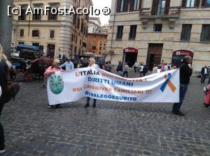 [P06] 6. În piața din fața Pantheonului, un grup de demonstranți.  » foto by msnd
 - 
<span class="allrVoted glyphicon glyphicon-heart hidden" id="av860958"></span>
<a class="m-l-10 hidden" id="sv860958" onclick="voting_Foto_DelVot(,860958,9312)" role="button">șterge vot <span class="glyphicon glyphicon-remove"></span></a>
<a id="v9860958" class=" c-red"  onclick="voting_Foto_SetVot(860958)" role="button"><span class="glyphicon glyphicon-heart-empty"></span> <b>LIKE</b> = Votează poza</a> <img class="hidden"  id="f860958W9" src="/imagini/loader.gif" border="0" /><span class="AjErrMes hidden" id="e860958ErM"></span>