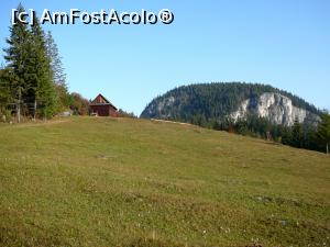 [P04] Grajdul din Poiana Vărăriilor. În fundal se vede Piatra Surducel » foto by Claudiu U.
 - 
<span class="allrVoted glyphicon glyphicon-heart hidden" id="av733505"></span>
<a class="m-l-10 hidden" id="sv733505" onclick="voting_Foto_DelVot(,733505,9349)" role="button">șterge vot <span class="glyphicon glyphicon-remove"></span></a>
<a id="v9733505" class=" c-red"  onclick="voting_Foto_SetVot(733505)" role="button"><span class="glyphicon glyphicon-heart-empty"></span> <b>LIKE</b> = Votează poza</a> <img class="hidden"  id="f733505W9" src="/imagini/loader.gif" border="0" /><span class="AjErrMes hidden" id="e733505ErM"></span>