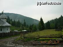 [P12] Dintr-acolo am venit noi... Aici suntem la 33,1 km de la intersecţia cu DN 15 la 46°40'57.63'N şi 26° 7'3.97'E. În stînga Mănăstirea Daniil Sihastrul Tărcuţa. » foto by Qvadratvus
 - 
<span class="allrVoted glyphicon glyphicon-heart hidden" id="av226894"></span>
<a class="m-l-10 hidden" id="sv226894" onclick="voting_Foto_DelVot(,226894,9454)" role="button">șterge vot <span class="glyphicon glyphicon-remove"></span></a>
<a id="v9226894" class=" c-red"  onclick="voting_Foto_SetVot(226894)" role="button"><span class="glyphicon glyphicon-heart-empty"></span> <b>LIKE</b> = Votează poza</a> <img class="hidden"  id="f226894W9" src="/imagini/loader.gif" border="0" /><span class="AjErrMes hidden" id="e226894ErM"></span>