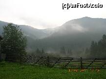 [P09] Spre Culmea Goşmanu - vedere din curtea Mănăstirii Tarcău. Aliniamentul ar fi Vf. Murgoci spre stînga - Vf. Pintenul în dreapta în planul din spatele vîrfurilor din faţă. » foto by Qvadratvus
 - 
<span class="allrVoted glyphicon glyphicon-heart hidden" id="av226879"></span>
<a class="m-l-10 hidden" id="sv226879" onclick="voting_Foto_DelVot(,226879,9454)" role="button">șterge vot <span class="glyphicon glyphicon-remove"></span></a>
<a id="v9226879" class=" c-red"  onclick="voting_Foto_SetVot(226879)" role="button"><span class="glyphicon glyphicon-heart-empty"></span> <b>LIKE</b> = Votează poza</a> <img class="hidden"  id="f226879W9" src="/imagini/loader.gif" border="0" /><span class="AjErrMes hidden" id="e226879ErM"></span>