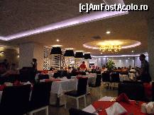 [P09] Sala de mese. Avea trei sectiuni, fiecare cu alta culoare a fetelor de masa (rosu, roz si negru. Asa aratau mesele, indiferent ca veneai la inceput sau catre sfarsitul programului de masa.  » foto by MCM
 - 
<span class="allrVoted glyphicon glyphicon-heart hidden" id="av460536"></span>
<a class="m-l-10 hidden" id="sv460536" onclick="voting_Foto_DelVot(,460536,9582)" role="button">șterge vot <span class="glyphicon glyphicon-remove"></span></a>
<a id="v9460536" class=" c-red"  onclick="voting_Foto_SetVot(460536)" role="button"><span class="glyphicon glyphicon-heart-empty"></span> <b>LIKE</b> = Votează poza</a> <img class="hidden"  id="f460536W9" src="/imagini/loader.gif" border="0" /><span class="AjErrMes hidden" id="e460536ErM"></span>