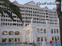 [P03] Hotelul Fulya pe inserat de un 'alb stralucitor'. In realitate s-a ingalbenit sub actiunea soarelui arzator si a particulelor de nisip depuse. » foto by adelaela
 - 
<span class="allrVoted glyphicon glyphicon-heart hidden" id="av237695"></span>
<a class="m-l-10 hidden" id="sv237695" onclick="voting_Foto_DelVot(,237695,9620)" role="button">șterge vot <span class="glyphicon glyphicon-remove"></span></a>
<a id="v9237695" class=" c-red"  onclick="voting_Foto_SetVot(237695)" role="button"><span class="glyphicon glyphicon-heart-empty"></span> <b>LIKE</b> = Votează poza</a> <img class="hidden"  id="f237695W9" src="/imagini/loader.gif" border="0" /><span class="AjErrMes hidden" id="e237695ErM"></span>