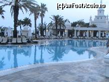 [P09] piscina din fata hotelului » foto by toni80
 - 
<span class="allrVoted glyphicon glyphicon-heart hidden" id="av333129"></span>
<a class="m-l-10 hidden" id="sv333129" onclick="voting_Foto_DelVot(,333129,9620)" role="button">șterge vot <span class="glyphicon glyphicon-remove"></span></a>
<a id="v9333129" class=" c-red"  onclick="voting_Foto_SetVot(333129)" role="button"><span class="glyphicon glyphicon-heart-empty"></span> <b>LIKE</b> = Votează poza</a> <img class="hidden"  id="f333129W9" src="/imagini/loader.gif" border="0" /><span class="AjErrMes hidden" id="e333129ErM"></span>