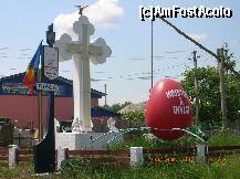 [P01] Intrarea în comuna Rîşca. Vulturul de pe cruce pare că e cel din stema Moldovei. » foto by Qvadratvus
 - 
<span class="allrVoted glyphicon glyphicon-heart hidden" id="av206417"></span>
<a class="m-l-10 hidden" id="sv206417" onclick="voting_Foto_DelVot(,206417,9631)" role="button">șterge vot <span class="glyphicon glyphicon-remove"></span></a>
<a id="v9206417" class=" c-red"  onclick="voting_Foto_SetVot(206417)" role="button"><span class="glyphicon glyphicon-heart-empty"></span> <b>LIKE</b> = Votează poza</a> <img class="hidden"  id="f206417W9" src="/imagini/loader.gif" border="0" /><span class="AjErrMes hidden" id="e206417ErM"></span>