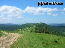 [P18] Vedere spre Muncelu. Intersecţia care se vede în apropierea centrului imaginii este pasul Stînişoara. Crucea se află chiar acolo.Clădirile care se zăresc sunt stîni. » foto by Qvadratvus
 - 
<span class="allrVoted glyphicon glyphicon-heart hidden" id="av206434"></span>
<a class="m-l-10 hidden" id="sv206434" onclick="voting_Foto_DelVot(,206434,9631)" role="button">șterge vot <span class="glyphicon glyphicon-remove"></span></a>
<a id="v9206434" class=" c-red"  onclick="voting_Foto_SetVot(206434)" role="button"><span class="glyphicon glyphicon-heart-empty"></span> <b>LIKE</b> = Votează poza</a> <img class="hidden"  id="f206434W9" src="/imagini/loader.gif" border="0" /><span class="AjErrMes hidden" id="e206434ErM"></span>