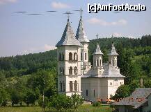 [P08] O biserică ortodoxă oficială nouă (Sfinţii Voievozi) trîntită drept în nasul celor pe stil vechi (500 m mai la vale). » foto by Qvadratvus
 - 
<span class="allrVoted glyphicon glyphicon-heart hidden" id="av206424"></span>
<a class="m-l-10 hidden" id="sv206424" onclick="voting_Foto_DelVot(,206424,9631)" role="button">șterge vot <span class="glyphicon glyphicon-remove"></span></a>
<a id="v9206424" class=" c-red"  onclick="voting_Foto_SetVot(206424)" role="button"><span class="glyphicon glyphicon-heart-empty"></span> <b>LIKE</b> = Votează poza</a> <img class="hidden"  id="f206424W9" src="/imagini/loader.gif" border="0" /><span class="AjErrMes hidden" id="e206424ErM"></span>