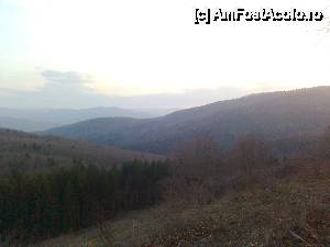 [P06] În planul II valea Sărății, în fundal culmea Bistriței. Văiuga din centru separă Peștera de Cîrlomanu. În fundal Munții Tarcăului » foto by Qvadratvus
 - 
<span class="allrVoted glyphicon glyphicon-heart hidden" id="av503045"></span>
<a class="m-l-10 hidden" id="sv503045" onclick="voting_Foto_DelVot(,503045,9631)" role="button">șterge vot <span class="glyphicon glyphicon-remove"></span></a>
<a id="v9503045" class=" c-red"  onclick="voting_Foto_SetVot(503045)" role="button"><span class="glyphicon glyphicon-heart-empty"></span> <b>LIKE</b> = Votează poza</a> <img class="hidden"  id="f503045W9" src="/imagini/loader.gif" border="0" /><span class="AjErrMes hidden" id="e503045ErM"></span>