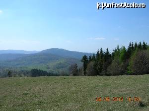 [P07] Măgura cea mai înaltă din centru este Măgura Sihlei. Avem de mers, nu glumă... Se vede (cu ochiul...) mănăstirea pitită într-coastă. Din păcate drumul de aici încolo nu mai este marcat. Spre dreapta imaginii și puțin în spate este Izvorul lui Iosif.  » foto by Qvadratvus
 - 
<span class="allrVoted glyphicon glyphicon-heart hidden" id="av504387"></span>
<a class="m-l-10 hidden" id="sv504387" onclick="voting_Foto_DelVot(,504387,9631)" role="button">șterge vot <span class="glyphicon glyphicon-remove"></span></a>
<a id="v9504387" class=" c-red"  onclick="voting_Foto_SetVot(504387)" role="button"><span class="glyphicon glyphicon-heart-empty"></span> <b>LIKE</b> = Votează poza</a> <img class="hidden"  id="f504387W9" src="/imagini/loader.gif" border="0" /><span class="AjErrMes hidden" id="e504387ErM"></span>