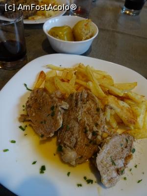 [P24] Friptură la tavă (cartofii prăjiți au fost opțiunea noastră) și ardei umpluți cu varză murată - gustos.  » foto by tata123 🔱
 - 
<span class="allrVoted glyphicon glyphicon-heart hidden" id="av1098837"></span>
<a class="m-l-10 hidden" id="sv1098837" onclick="voting_Foto_DelVot(,1098837,9635)" role="button">șterge vot <span class="glyphicon glyphicon-remove"></span></a>
<a id="v91098837" class=" c-red"  onclick="voting_Foto_SetVot(1098837)" role="button"><span class="glyphicon glyphicon-heart-empty"></span> <b>LIKE</b> = Votează poza</a> <img class="hidden"  id="f1098837W9" src="/imagini/loader.gif" border="0" /><span class="AjErrMes hidden" id="e1098837ErM"></span>