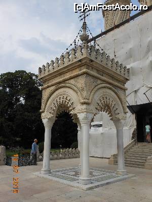 [P04] Mănăstirea Curtea de Argeș - Aghiasmatarul, el însuși un giuvaer arhitectonic.  » foto by iulianic
 - 
<span class="allrVoted glyphicon glyphicon-heart hidden" id="av700298"></span>
<a class="m-l-10 hidden" id="sv700298" onclick="voting_Foto_DelVot(,700298,9642)" role="button">șterge vot <span class="glyphicon glyphicon-remove"></span></a>
<a id="v9700298" class=" c-red"  onclick="voting_Foto_SetVot(700298)" role="button"><span class="glyphicon glyphicon-heart-empty"></span> <b>LIKE</b> = Votează poza</a> <img class="hidden"  id="f700298W9" src="/imagini/loader.gif" border="0" /><span class="AjErrMes hidden" id="e700298ErM"></span>