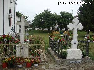 [P16] Câteva dintre mormintele aflate lângă biserica mare a mănăstirii.  » foto by Floryn81
 - 
<span class="allrVoted glyphicon glyphicon-heart hidden" id="av678468"></span>
<a class="m-l-10 hidden" id="sv678468" onclick="voting_Foto_DelVot(,678468,9671)" role="button">șterge vot <span class="glyphicon glyphicon-remove"></span></a>
<a id="v9678468" class=" c-red"  onclick="voting_Foto_SetVot(678468)" role="button"><span class="glyphicon glyphicon-heart-empty"></span> <b>LIKE</b> = Votează poza</a> <img class="hidden"  id="f678468W9" src="/imagini/loader.gif" border="0" /><span class="AjErrMes hidden" id="e678468ErM"></span>