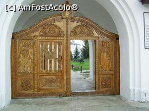 [P15] Mănăstirea Zamfira - Poarta sculptată, intrarea în incintă. » foto by iulianic
 - 
<span class="allrVoted glyphicon glyphicon-heart hidden" id="av1212684"></span>
<a class="m-l-10 hidden" id="sv1212684" onclick="voting_Foto_DelVot(,1212684,9671)" role="button">șterge vot <span class="glyphicon glyphicon-remove"></span></a>
<a id="v91212684" class=" c-red"  onclick="voting_Foto_SetVot(1212684)" role="button"><span class="glyphicon glyphicon-heart-empty"></span> <b>LIKE</b> = Votează poza</a> <img class="hidden"  id="f1212684W9" src="/imagini/loader.gif" border="0" /><span class="AjErrMes hidden" id="e1212684ErM"></span>