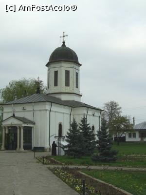 [P18] Mănăstirea Zamfira - Din poartă, aleea către intrarea în biserica mare. » foto by iulianic
 - 
<span class="allrVoted glyphicon glyphicon-heart hidden" id="av1212687"></span>
<a class="m-l-10 hidden" id="sv1212687" onclick="voting_Foto_DelVot(,1212687,9671)" role="button">șterge vot <span class="glyphicon glyphicon-remove"></span></a>
<a id="v91212687" class=" c-red"  onclick="voting_Foto_SetVot(1212687)" role="button"><span class="glyphicon glyphicon-heart-empty"></span> <b>LIKE</b> = Votează poza</a> <img class="hidden"  id="f1212687W9" src="/imagini/loader.gif" border="0" /><span class="AjErrMes hidden" id="e1212687ErM"></span>