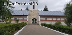 [P03] Turnul clopotnitei si arcada prin care se trece pentru a intra in curtea manastirii.  » foto by iulian68
 - 
<span class="allrVoted glyphicon glyphicon-heart hidden" id="av1016413"></span>
<a class="m-l-10 hidden" id="sv1016413" onclick="voting_Foto_DelVot(,1016413,9673)" role="button">șterge vot <span class="glyphicon glyphicon-remove"></span></a>
<a id="v91016413" class=" c-red"  onclick="voting_Foto_SetVot(1016413)" role="button"><span class="glyphicon glyphicon-heart-empty"></span> <b>LIKE</b> = Votează poza</a> <img class="hidden"  id="f1016413W9" src="/imagini/loader.gif" border="0" /><span class="AjErrMes hidden" id="e1016413ErM"></span>