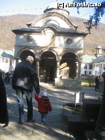 [P02] Manastirea Cozia intrarea in biserica » foto by viviv
 - 
<span class="allrVoted glyphicon glyphicon-heart hidden" id="av196436"></span>
<a class="m-l-10 hidden" id="sv196436" onclick="voting_Foto_DelVot(,196436,9713)" role="button">șterge vot <span class="glyphicon glyphicon-remove"></span></a>
<a id="v9196436" class=" c-red"  onclick="voting_Foto_SetVot(196436)" role="button"><span class="glyphicon glyphicon-heart-empty"></span> <b>LIKE</b> = Votează poza</a> <img class="hidden"  id="f196436W9" src="/imagini/loader.gif" border="0" /><span class="AjErrMes hidden" id="e196436ErM"></span>