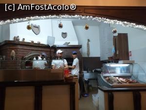 [P02] vedere spre cuptorul de pizza si vitrina cu bunatati de porc » foto by Yolanda
 - 
<span class="allrVoted glyphicon glyphicon-heart hidden" id="av1285563"></span>
<a class="m-l-10 hidden" id="sv1285563" onclick="voting_Foto_DelVot(,1285563,9747)" role="button">șterge vot <span class="glyphicon glyphicon-remove"></span></a>
<a id="v91285563" class=" c-red"  onclick="voting_Foto_SetVot(1285563)" role="button"><span class="glyphicon glyphicon-heart-empty"></span> <b>LIKE</b> = Votează poza</a> <img class="hidden"  id="f1285563W9" src="/imagini/loader.gif" border="0" /><span class="AjErrMes hidden" id="e1285563ErM"></span>