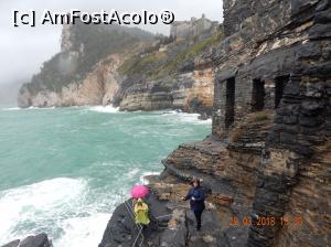 [P19] Portovenere - o altă repriză de ploaie la Grota lui Byron.  » foto by Aurici
 - 
<span class="allrVoted glyphicon glyphicon-heart hidden" id="av977655"></span>
<a class="m-l-10 hidden" id="sv977655" onclick="voting_Foto_DelVot(,977655,9802)" role="button">șterge vot <span class="glyphicon glyphicon-remove"></span></a>
<a id="v9977655" class=" c-red"  onclick="voting_Foto_SetVot(977655)" role="button"><span class="glyphicon glyphicon-heart-empty"></span> <b>LIKE</b> = Votează poza</a> <img class="hidden"  id="f977655W9" src="/imagini/loader.gif" border="0" /><span class="AjErrMes hidden" id="e977655ErM"></span>