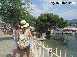 [P23] Faleza din centru la Neos Marmaras, langa port.  » foto by calatorul
 - 
<span class="allrVoted glyphicon glyphicon-heart hidden" id="av674149"></span>
<a class="m-l-10 hidden" id="sv674149" onclick="voting_Foto_DelVot(,674149,9990)" role="button">șterge vot <span class="glyphicon glyphicon-remove"></span></a>
<a id="v9674149" class=" c-red"  onclick="voting_Foto_SetVot(674149)" role="button"><span class="glyphicon glyphicon-heart-empty"></span> <b>LIKE</b> = Votează poza</a> <img class="hidden"  id="f674149W9" src="/imagini/loader.gif" border="0" /><span class="AjErrMes hidden" id="e674149ErM"></span>