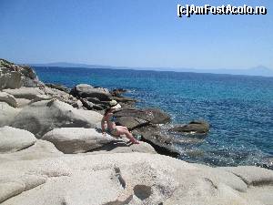 [P07] Stancile care marginesc golful de la Karidi beach si Muntele Athos in zare.  » foto by calatorul
 - 
<span class="allrVoted glyphicon glyphicon-heart hidden" id="av674101"></span>
<a class="m-l-10 hidden" id="sv674101" onclick="voting_Foto_DelVot(,674101,9990)" role="button">șterge vot <span class="glyphicon glyphicon-remove"></span></a>
<a id="v9674101" class=" c-red"  onclick="voting_Foto_SetVot(674101)" role="button"><span class="glyphicon glyphicon-heart-empty"></span> <b>LIKE</b> = Votează poza</a> <img class="hidden"  id="f674101W9" src="/imagini/loader.gif" border="0" /><span class="AjErrMes hidden" id="e674101ErM"></span>