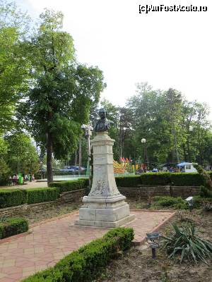 P10 [MAY-2013] Bust Mihai Eminescu - Parcul Eminescu, Botoșani