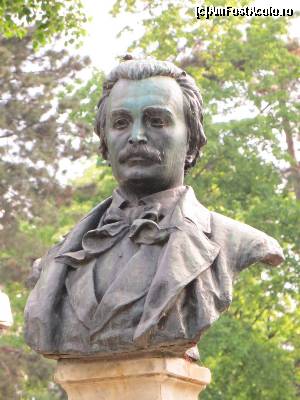 P11 [MAY-2013] Bust Mihai Eminescu - Parcul Eminescu, Botoșani - prim plan