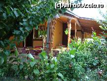 [P16] Vedere de la locul de joacă către terasa pensiunii. În lateral există și o mică grădină cu flori. » foto by Floryn81
 - 
<span class="allrVoted glyphicon glyphicon-heart hidden" id="av312527"></span>
<a class="m-l-10 hidden" id="sv312527" onclick="voting_Foto_DelVot(,312527,10049)" role="button">șterge vot <span class="glyphicon glyphicon-remove"></span></a>
<a id="v9312527" class=" c-red"  onclick="voting_Foto_SetVot(312527)" role="button"><span class="glyphicon glyphicon-heart-empty"></span> <b>LIKE</b> = Votează poza</a> <img class="hidden"  id="f312527W9" src="/imagini/loader.gif" border="0" /><span class="AjErrMes hidden" id="e312527ErM"></span>