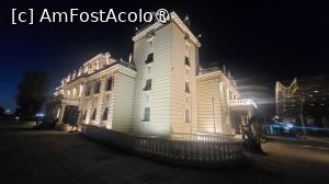 [P10] Teatrul National din Macedonia, cu diversele statui de langa intrare ce indica in mod clar destinatia cladirii. Exista o serie de statui pe acoperis, precum si un balcon cu balustrade, iar vitraliile de la usile de intrare reprezinta pauni, lebede.  » foto by geani anto
 - 
<span class="allrVoted glyphicon glyphicon-heart hidden" id="av1528267"></span>
<a class="m-l-10 hidden" id="sv1528267" onclick="voting_Foto_DelVot(,1528267,10053)" role="button">șterge vot <span class="glyphicon glyphicon-remove"></span></a>
<a id="v91528267" class=" c-red"  onclick="voting_Foto_SetVot(1528267)" role="button"><span class="glyphicon glyphicon-heart-empty"></span> <b>LIKE</b> = Votează poza</a> <img class="hidden"  id="f1528267W9" src="/imagini/loader.gif" border="0" /><span class="AjErrMes hidden" id="e1528267ErM"></span>