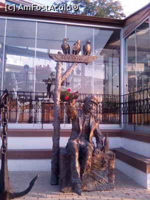 [P14] White House Family. Venind pe faleza, veti recunoaste restaurantul dupa aceasta statuie.  » foto by Floria
 - 
<span class="allrVoted glyphicon glyphicon-heart hidden" id="av948987"></span>
<a class="m-l-10 hidden" id="sv948987" onclick="voting_Foto_DelVot(,948987,10058)" role="button">șterge vot <span class="glyphicon glyphicon-remove"></span></a>
<a id="v9948987" class=" c-red"  onclick="voting_Foto_SetVot(948987)" role="button"><span class="glyphicon glyphicon-heart-empty"></span> <b>LIKE</b> = Votează poza</a> <img class="hidden"  id="f948987W9" src="/imagini/loader.gif" border="0" /><span class="AjErrMes hidden" id="e948987ErM"></span>