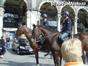 [P58] Milano - Piazza del Duomo, politia calare.  » foto by iulianic
 - 
<span class="allrVoted glyphicon glyphicon-heart hidden" id="av394908"></span>
<a class="m-l-10 hidden" id="sv394908" onclick="voting_Foto_DelVot(,394908,10103)" role="button">șterge vot <span class="glyphicon glyphicon-remove"></span></a>
<a id="v9394908" class=" c-red"  onclick="voting_Foto_SetVot(394908)" role="button"><span class="glyphicon glyphicon-heart-empty"></span> <b>LIKE</b> = Votează poza</a> <img class="hidden"  id="f394908W9" src="/imagini/loader.gif" border="0" /><span class="AjErrMes hidden" id="e394908ErM"></span>