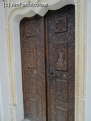 [P09] Ușă acces pridvor - biserica „Sf. Gheorghe” - Cernica.  » foto by tata123 🔱
 - 
<span class="allrVoted glyphicon glyphicon-heart hidden" id="av1049216"></span>
<a class="m-l-10 hidden" id="sv1049216" onclick="voting_Foto_DelVot(,1049216,10204)" role="button">șterge vot <span class="glyphicon glyphicon-remove"></span></a>
<a id="v91049216" class=" c-red"  onclick="voting_Foto_SetVot(1049216)" role="button"><span class="glyphicon glyphicon-heart-empty"></span> <b>LIKE</b> = Votează poza</a> <img class="hidden"  id="f1049216W9" src="/imagini/loader.gif" border="0" /><span class="AjErrMes hidden" id="e1049216ErM"></span>