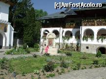 [P07] Fantana sfintita din curtea schitului » foto by monicutza
 - 
<span class="allrVoted glyphicon glyphicon-heart hidden" id="av325007"></span>
<a class="m-l-10 hidden" id="sv325007" onclick="voting_Foto_DelVot(,325007,10421)" role="button">șterge vot <span class="glyphicon glyphicon-remove"></span></a>
<a id="v9325007" class=" c-red"  onclick="voting_Foto_SetVot(325007)" role="button"><span class="glyphicon glyphicon-heart-empty"></span> <b>LIKE</b> = Votează poza</a> <img class="hidden"  id="f325007W9" src="/imagini/loader.gif" border="0" /><span class="AjErrMes hidden" id="e325007ErM"></span>