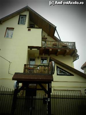 [P02] Pensiunea din exterior, balconul mare apartine camerei cu numarul 5 » foto by A.E.N
 - 
<span class="allrVoted glyphicon glyphicon-heart hidden" id="av495922"></span>
<a class="m-l-10 hidden" id="sv495922" onclick="voting_Foto_DelVot(,495922,10544)" role="button">șterge vot <span class="glyphicon glyphicon-remove"></span></a>
<a id="v9495922" class=" c-red"  onclick="voting_Foto_SetVot(495922)" role="button"><span class="glyphicon glyphicon-heart-empty"></span> <b>LIKE</b> = Votează poza</a> <img class="hidden"  id="f495922W9" src="/imagini/loader.gif" border="0" /><span class="AjErrMes hidden" id="e495922ErM"></span>