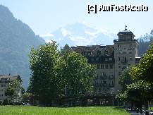 [P06] In Interlaken, se vad crestele inzepezite ale Alpilor elvetieni(varful Jungfrau) in parcul central din statiune si hotelul Savoy » foto by ileanaxperta*
 - 
<span class="allrVoted glyphicon glyphicon-heart hidden" id="av276500"></span>
<a class="m-l-10 hidden" id="sv276500" onclick="voting_Foto_DelVot(,276500,10615)" role="button">șterge vot <span class="glyphicon glyphicon-remove"></span></a>
<a id="v9276500" class=" c-red"  onclick="voting_Foto_SetVot(276500)" role="button"><span class="glyphicon glyphicon-heart-empty"></span> <b>LIKE</b> = Votează poza</a> <img class="hidden"  id="f276500W9" src="/imagini/loader.gif" border="0" /><span class="AjErrMes hidden" id="e276500ErM"></span>