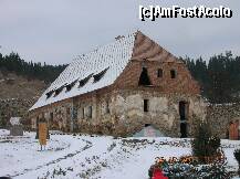 P03 [DEC-2011] Castelul din Lăzarea (Depresiunea Giurgeului) - Clădire din colţul de nord-est. Planşeele interioare de consolidare sunt turnate, mai trebuiesc însă făcute finisajele. Din păcate în urmă cu 19 ani restaurarea s-a oprit la acest nivel.