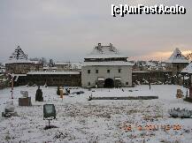 P09 [DEC-2011] Castelul din Lăzarea (Depresiunea Giurgeului)- Privire din curte spre Bastionul central. Se văd cîteva dintre lucrările de artă lăsate de diversele tabere de creaţie care s-au desfăşurat aici.