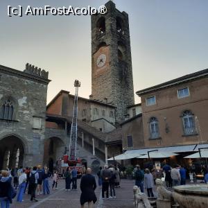 [P35] Bergamo, Città Alta, Piazza Vecchia, Turnul Civic, cunoscut sub numele de „Campanone” și lângă el Palazzo del Podestà » foto by mprofeanu
 - 
<span class="allrVoted glyphicon glyphicon-heart hidden" id="av1462803"></span>
<a class="m-l-10 hidden" id="sv1462803" onclick="voting_Foto_DelVot(,1462803,10639)" role="button">șterge vot <span class="glyphicon glyphicon-remove"></span></a>
<a id="v91462803" class=" c-red"  onclick="voting_Foto_SetVot(1462803)" role="button"><span class="glyphicon glyphicon-heart-empty"></span> <b>LIKE</b> = Votează poza</a> <img class="hidden"  id="f1462803W9" src="/imagini/loader.gif" border="0" /><span class="AjErrMes hidden" id="e1462803ErM"></span>