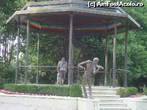 [P08] In parcul Jakova, chioscul fanfarei. La intrare un violonist fara arcus.  » foto by liviu49
 - 
<span class="allrVoted glyphicon glyphicon-heart hidden" id="av639935"></span>
<a class="m-l-10 hidden" id="sv639935" onclick="voting_Foto_DelVot(,639935,10670)" role="button">șterge vot <span class="glyphicon glyphicon-remove"></span></a>
<a id="v9639935" class=" c-red"  onclick="voting_Foto_SetVot(639935)" role="button"><span class="glyphicon glyphicon-heart-empty"></span> <b>LIKE</b> = Votează poza</a> <img class="hidden"  id="f639935W9" src="/imagini/loader.gif" border="0" /><span class="AjErrMes hidden" id="e639935ErM"></span>