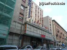 [P04] Exteriorul hotelului,  strada linistita cu multe restaurante si magazine chinezesti » foto by Lumi
 - 
<span class="allrVoted glyphicon glyphicon-heart hidden" id="av280440"></span>
<a class="m-l-10 hidden" id="sv280440" onclick="voting_Foto_DelVot(,280440,10686)" role="button">șterge vot <span class="glyphicon glyphicon-remove"></span></a>
<a id="v9280440" class=" c-red"  onclick="voting_Foto_SetVot(280440)" role="button"><span class="glyphicon glyphicon-heart-empty"></span> <b>LIKE</b> = Votează poza</a> <img class="hidden"  id="f280440W9" src="/imagini/loader.gif" border="0" /><span class="AjErrMes hidden" id="e280440ErM"></span>