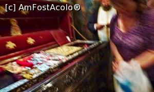 [P09] Racla cu moaştele Sfântului Spiridon. Racla exterioară este din lemn, cu ornamente de frunze de argint. Racla interioară, din argint, lucrată la Viena în 1867, este cea vizibilă în partea de sus şi este acoperită cu catifea roşie. Are un capac pentru a facilita înlocuirea papucilor Sfântului.  » foto by Lucien
 - 
<span class="allrVoted glyphicon glyphicon-heart hidden" id="av747199"></span>
<a class="m-l-10 hidden" id="sv747199" onclick="voting_Foto_DelVot(,747199,10697)" role="button">șterge vot <span class="glyphicon glyphicon-remove"></span></a>
<a id="v9747199" class=" c-red"  onclick="voting_Foto_SetVot(747199)" role="button"><span class="glyphicon glyphicon-heart-empty"></span> <b>LIKE</b> = Votează poza</a> <img class="hidden"  id="f747199W9" src="/imagini/loader.gif" border="0" /><span class="AjErrMes hidden" id="e747199ErM"></span>