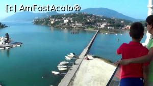 [P15] Renumitul dig care separă laguna de golf. Digul are circa 300 m lungime și unește stațiunea Perama (în spate) de peninsula Kanoni. De o parte și de alta, în apă, se văd balizele aeroportului. Avioanele care aterizează zboară la câțiva metri deasupra digului. În stânga sunt Vlaherna și Pontikonisi » foto by Lucien
 - 
<span class="allrVoted glyphicon glyphicon-heart hidden" id="av787425"></span>
<a class="m-l-10 hidden" id="sv787425" onclick="voting_Foto_DelVot(,787425,10697)" role="button">șterge vot <span class="glyphicon glyphicon-remove"></span></a>
<a id="v9787425" class=" c-red"  onclick="voting_Foto_SetVot(787425)" role="button"><span class="glyphicon glyphicon-heart-empty"></span> <b>LIKE</b> = Votează poza</a> <img class="hidden"  id="f787425W9" src="/imagini/loader.gif" border="0" /><span class="AjErrMes hidden" id="e787425ErM"></span>