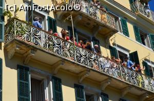 [P12] La balcon oamenii cu oalele pline cu apă sau vin așteptând să le arunce in stradă.  » foto by Ioan Raita
 - 
<span class="allrVoted glyphicon glyphicon-heart hidden" id="av738064"></span>
<a class="m-l-10 hidden" id="sv738064" onclick="voting_Foto_DelVot(,738064,10697)" role="button">șterge vot <span class="glyphicon glyphicon-remove"></span></a>
<a id="v9738064" class=" c-red"  onclick="voting_Foto_SetVot(738064)" role="button"><span class="glyphicon glyphicon-heart-empty"></span> <b>LIKE</b> = Votează poza</a> <img class="hidden"  id="f738064W9" src="/imagini/loader.gif" border="0" /><span class="AjErrMes hidden" id="e738064ErM"></span>
