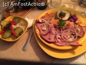 [P22] ciolan a la csarda cu cartofi si muraturi la Hunyadi Csarda » foto by Dan&Ema
 - 
<span class="allrVoted glyphicon glyphicon-heart hidden" id="av804140"></span>
<a class="m-l-10 hidden" id="sv804140" onclick="voting_Foto_DelVot(,804140,10730)" role="button">șterge vot <span class="glyphicon glyphicon-remove"></span></a>
<a id="v9804140" class=" c-red"  onclick="voting_Foto_SetVot(804140)" role="button"><span class="glyphicon glyphicon-heart-empty"></span> <b>LIKE</b> = Votează poza</a> <img class="hidden"  id="f804140W9" src="/imagini/loader.gif" border="0" /><span class="AjErrMes hidden" id="e804140ErM"></span>