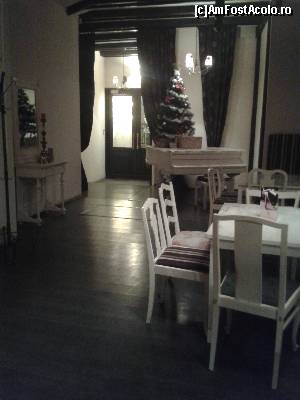 [P09] Restaurantul la prinz cu pianul inchis. Seara la cina pianul era deschis dar cit am stat nu a cintat nimeni.  » foto by spiros
 - 
<span class="allrVoted glyphicon glyphicon-heart hidden" id="av580516"></span>
<a class="m-l-10 hidden" id="sv580516" onclick="voting_Foto_DelVot(,580516,10730)" role="button">șterge vot <span class="glyphicon glyphicon-remove"></span></a>
<a id="v9580516" class=" c-red"  onclick="voting_Foto_SetVot(580516)" role="button"><span class="glyphicon glyphicon-heart-empty"></span> <b>LIKE</b> = Votează poza</a> <img class="hidden"  id="f580516W9" src="/imagini/loader.gif" border="0" /><span class="AjErrMes hidden" id="e580516ErM"></span>