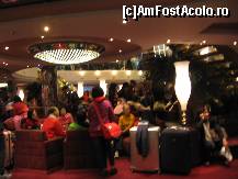 [P03] Turişti la recepţie după îmbarcare.  » foto by Michi
 - 
<span class="allrVoted glyphicon glyphicon-heart hidden" id="av488008"></span>
<a class="m-l-10 hidden" id="sv488008" onclick="voting_Foto_DelVot(,488008,10802)" role="button">șterge vot <span class="glyphicon glyphicon-remove"></span></a>
<a id="v9488008" class=" c-red"  onclick="voting_Foto_SetVot(488008)" role="button"><span class="glyphicon glyphicon-heart-empty"></span> <b>LIKE</b> = Votează poza</a> <img class="hidden"  id="f488008W9" src="/imagini/loader.gif" border="0" /><span class="AjErrMes hidden" id="e488008ErM"></span>