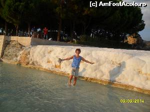 [P30] PAMUKALE: O baie calduta la picioare e binefacatoare. 
 Pe terasele de la Pamukale se circula pe un traseu bine delimltat (pentru protectia teraselor) si obligatoriu descult.  » foto by viorica purdel
 - 
<span class="allrVoted glyphicon glyphicon-heart hidden" id="av613098"></span>
<a class="m-l-10 hidden" id="sv613098" onclick="voting_Foto_DelVot(,613098,10840)" role="button">șterge vot <span class="glyphicon glyphicon-remove"></span></a>
<a id="v9613098" class=" c-red"  onclick="voting_Foto_SetVot(613098)" role="button"><span class="glyphicon glyphicon-heart-empty"></span> <b>LIKE</b> = Votează poza</a> <img class="hidden"  id="f613098W9" src="/imagini/loader.gif" border="0" /><span class="AjErrMes hidden" id="e613098ErM"></span>