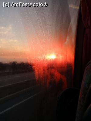 [P26] Răsărit de soare în ultima dimineață a lui 2018, prin fereastra aburită a autocarului » foto by crismis
 - 
<span class="allrVoted glyphicon glyphicon-heart hidden" id="av1045709"></span>
<a class="m-l-10 hidden" id="sv1045709" onclick="voting_Foto_DelVot(,1045709,10840)" role="button">șterge vot <span class="glyphicon glyphicon-remove"></span></a>
<a id="v91045709" class=" c-red"  onclick="voting_Foto_SetVot(1045709)" role="button"><span class="glyphicon glyphicon-heart-empty"></span> <b>LIKE</b> = Votează poza</a> <img class="hidden"  id="f1045709W9" src="/imagini/loader.gif" border="0" /><span class="AjErrMes hidden" id="e1045709ErM"></span>
