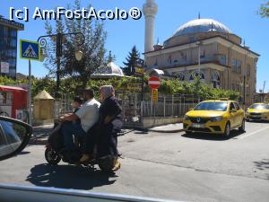 [P49] „3 pe o motoretă” » foto by crismis
 - 
<span class="allrVoted glyphicon glyphicon-heart hidden" id="av1101650"></span>
<a class="m-l-10 hidden" id="sv1101650" onclick="voting_Foto_DelVot(,1101650,10840)" role="button">șterge vot <span class="glyphicon glyphicon-remove"></span></a>
<a id="v91101650" class=" c-red"  onclick="voting_Foto_SetVot(1101650)" role="button"><span class="glyphicon glyphicon-heart-empty"></span> <b>LIKE</b> = Votează poza</a> <img class="hidden"  id="f1101650W9" src="/imagini/loader.gif" border="0" /><span class="AjErrMes hidden" id="e1101650ErM"></span>