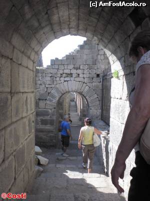 [P07] Prin ruinele Pergamului, sub un soare de septembrie neașteptat de puternic.  » foto by Costi
 - 
<span class="allrVoted glyphicon glyphicon-heart hidden" id="av561062"></span>
<a class="m-l-10 hidden" id="sv561062" onclick="voting_Foto_DelVot(,561062,10840)" role="button">șterge vot <span class="glyphicon glyphicon-remove"></span></a>
<a id="v9561062" class=" c-red"  onclick="voting_Foto_SetVot(561062)" role="button"><span class="glyphicon glyphicon-heart-empty"></span> <b>LIKE</b> = Votează poza</a> <img class="hidden"  id="f561062W9" src="/imagini/loader.gif" border="0" /><span class="AjErrMes hidden" id="e561062ErM"></span>