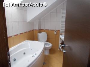 [P16] Singura diferenţă între camera normală şi cea de lux o reprezenta jacuzziul.  » foto by marius gaudi*
 - 
<span class="allrVoted glyphicon glyphicon-heart hidden" id="av910267"></span>
<a class="m-l-10 hidden" id="sv910267" onclick="voting_Foto_DelVot(,910267,10862)" role="button">șterge vot <span class="glyphicon glyphicon-remove"></span></a>
<a id="v9910267" class=" c-red"  onclick="voting_Foto_SetVot(910267)" role="button"><span class="glyphicon glyphicon-heart-empty"></span> <b>LIKE</b> = Votează poza</a> <img class="hidden"  id="f910267W9" src="/imagini/loader.gif" border="0" /><span class="AjErrMes hidden" id="e910267ErM"></span>